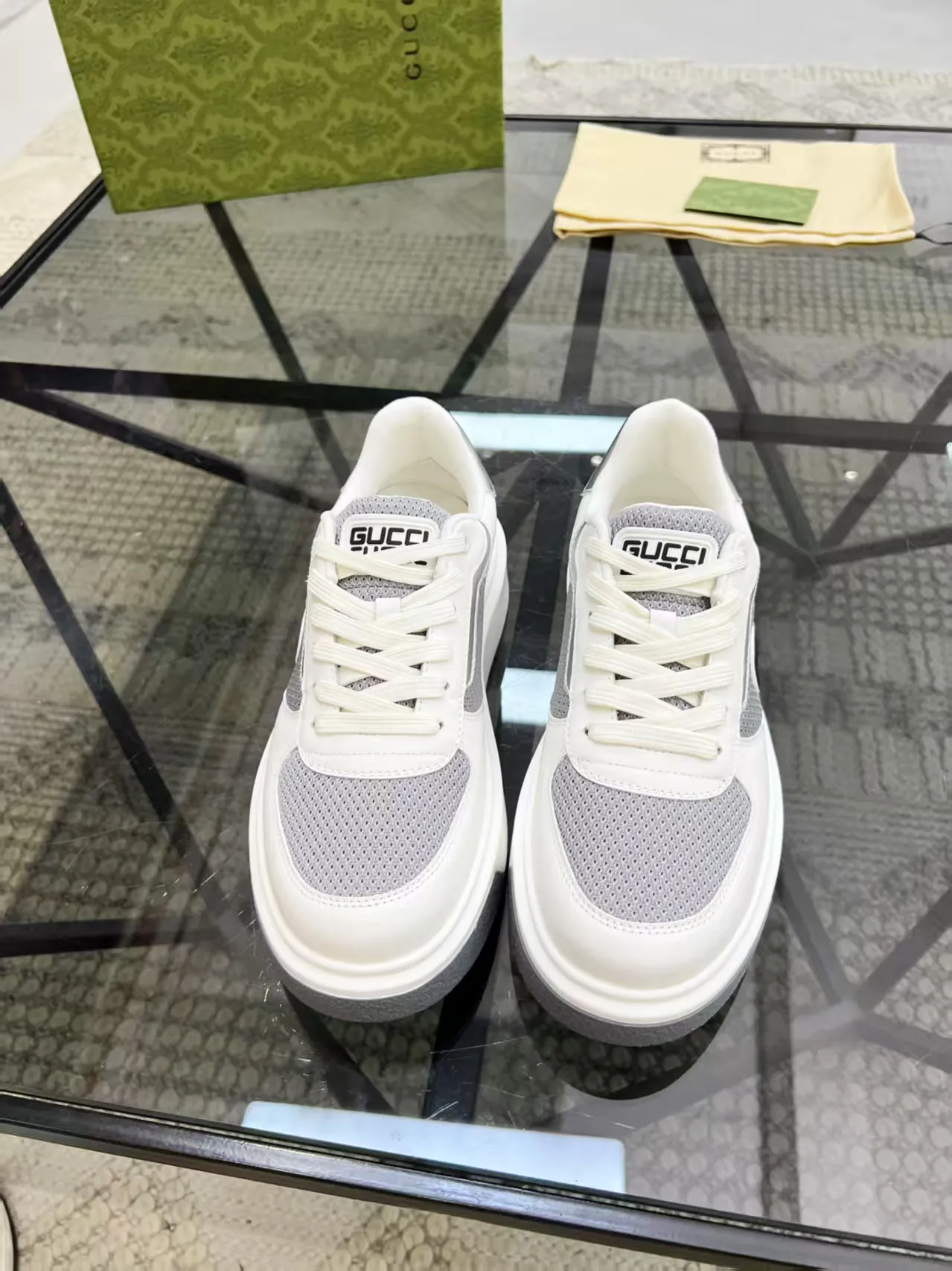 Factory price: 460💰Gucci new men's shoes GUCCI [Lightning] latest shoes are shipped. Original quality, fashionable, made of special materials, sheepskin lining, brand new packaging. The foot feels super comfortable and the workmanship is impeccable. Size: 38-45
